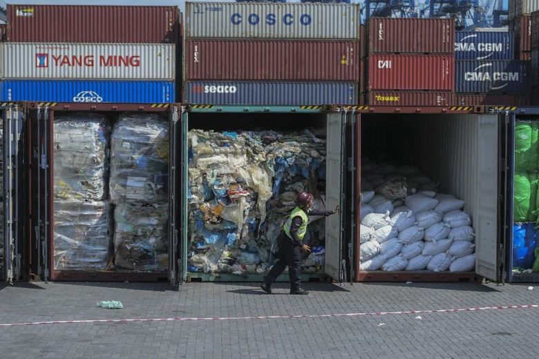 Vương quốc Anh đồng ý nhận lại 42 container rác thải từ Malaysia