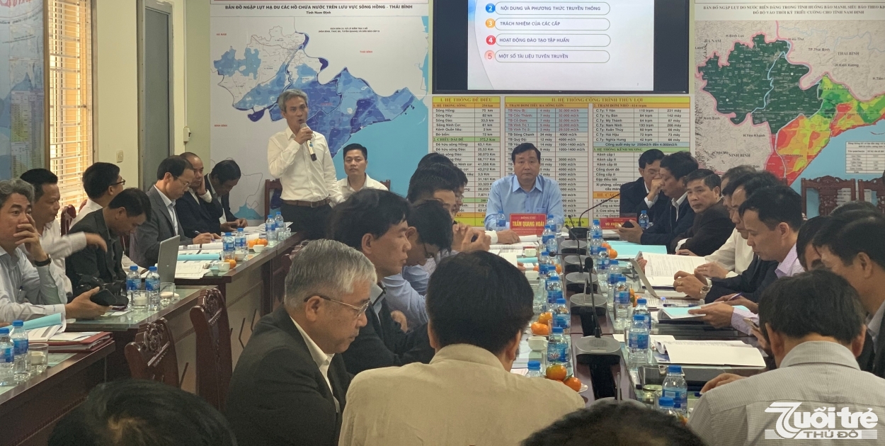 Ông Đặng Quang Minh, quyền Vụ trưởng Vụ Quản lý thiên tai cộng đồng Trình bày về truyền Thông trong phòng chống thiên tai