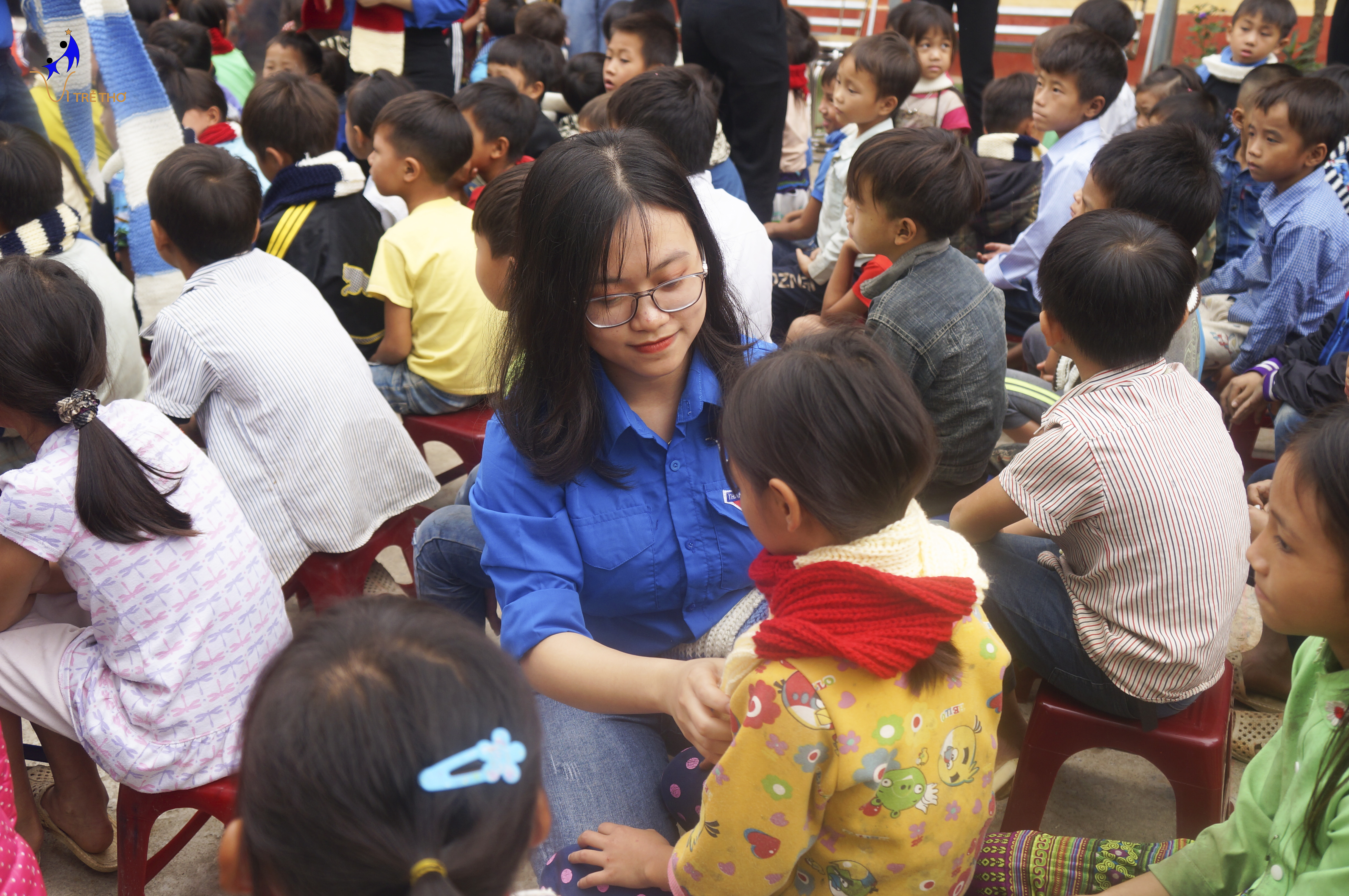  Sinh viên Học viện Tài chính mang “Khăn ấm tình thương” đến Hồng Ca