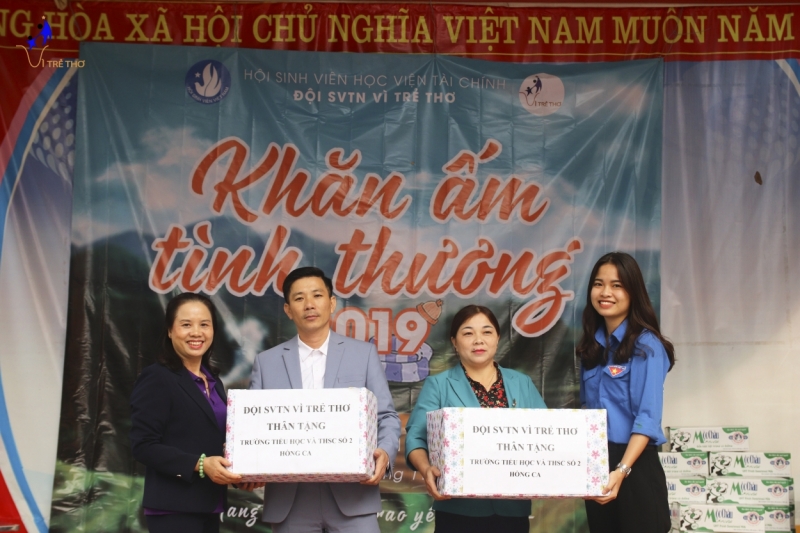  Sinh viên Học viện Tài chính mang “Khăn ấm tình thương” đến Hồng Ca