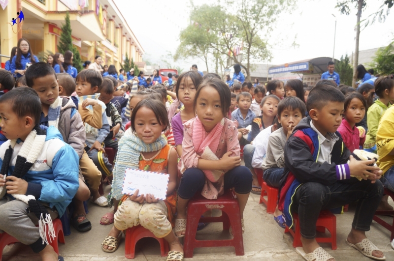  Sinh viên Học viện Tài chính mang “Khăn ấm tình thương” đến Hồng Ca