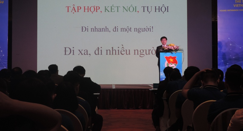 Các đại biểu nghe bài phát biểu của GS. TS Nguyễn Thanh Thủy, Phó Hiệu trưởng trường Đại học Công nghệ, Đại học Quốc gia Hà Nội về mục tiêu phát triển bền vững đất nước