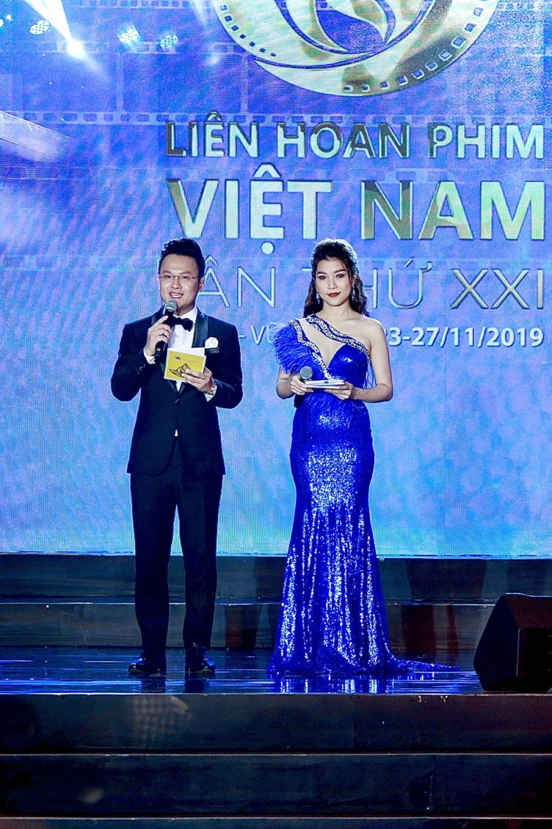 MC Bùi Đại Dương và Trương Bảo Như dẫn chương trình tại Liên hoan phim Việt Nam lần thứ 21