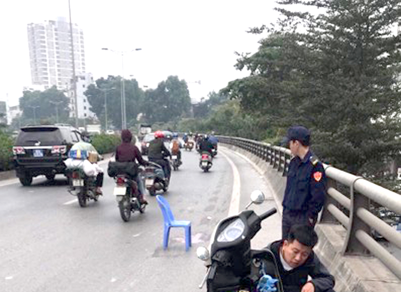 Truy tìm chiếc xe ô tô bán tải gây tai nạn trên đường vành đai 2 khiến hai mẹ con thương vong