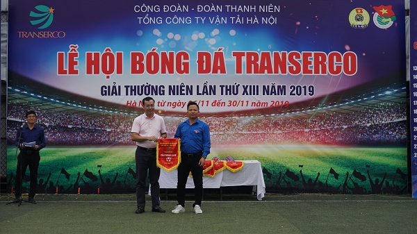 Chủ tịch Công đoàn Tổng công ty vận tải Hà Nội Vũ Hữu Tuyến trao giải Phong cách cho đội bóng của Công ty TNHH MTV khai thác điểm đỗ.