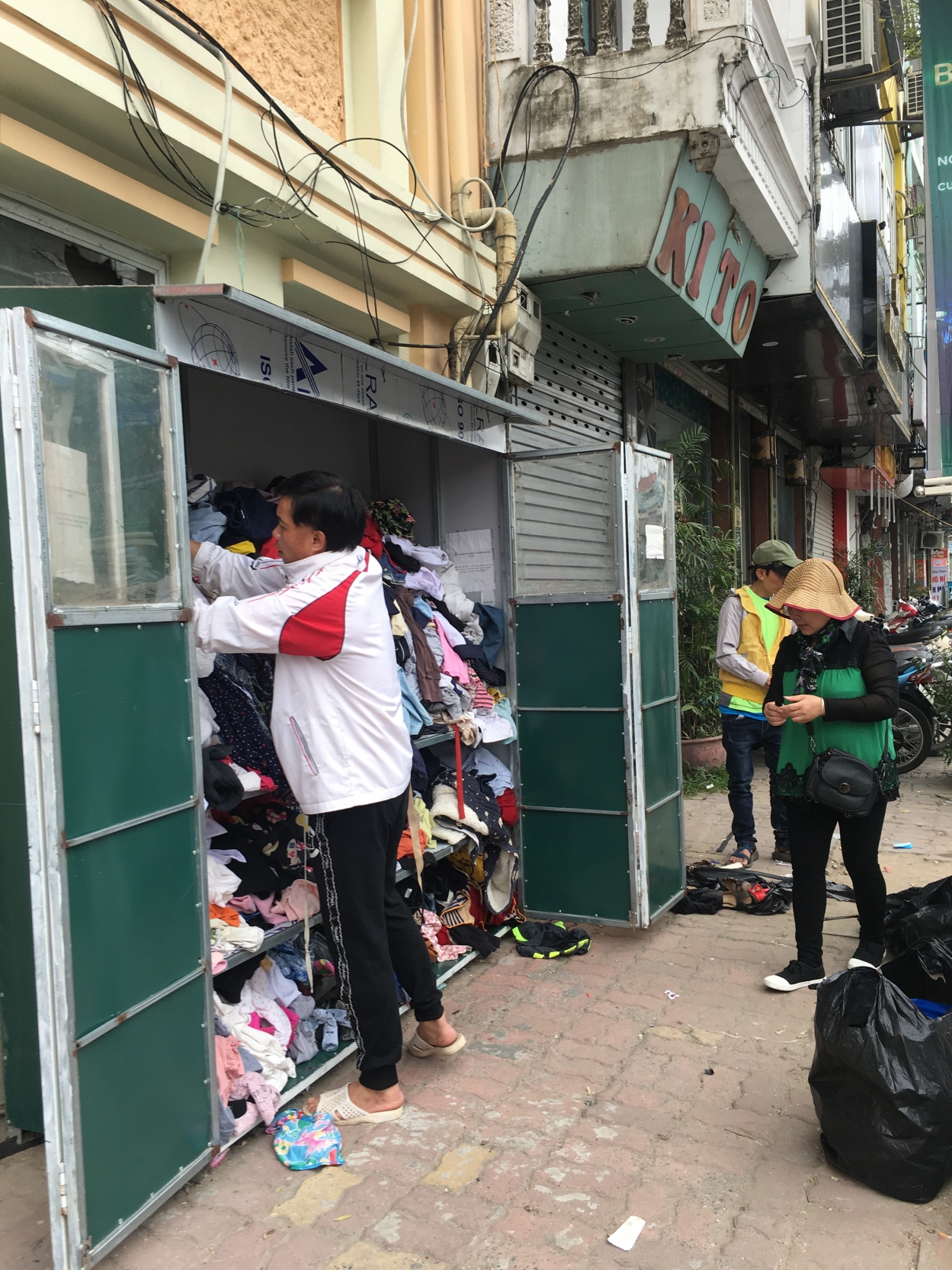 Tủ quần áo từ thiện trên phố Tây Sơn