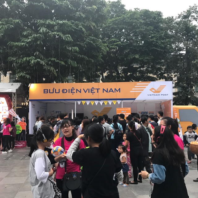 Các gian hàng Online Friday “hút” khách đi bộ phố cổ