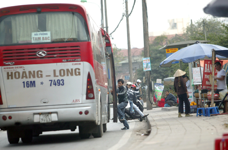 Những bức xúc trong vấn đề giao thông: “Biến” lòng đường thành… “bến xe”