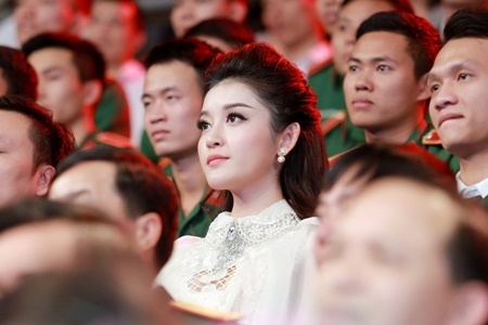 Huyền My hào hứng cổ vũ Nam Em hát trên sân khấu