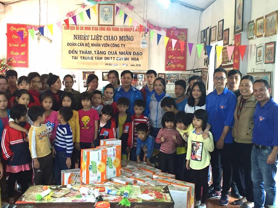 Hơn 4.000 thùng sữa tới tay trẻ em nghèo