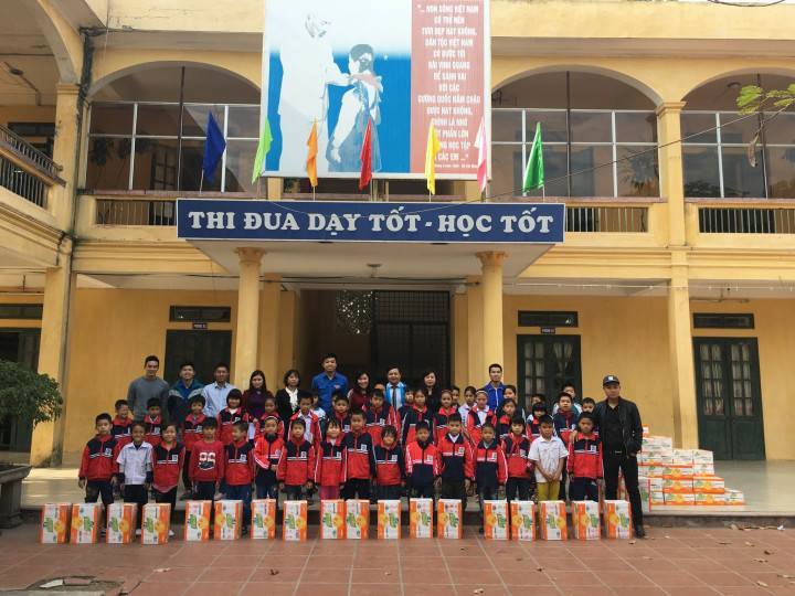 Hơn 4.000 thùng sữa tới tay trẻ em nghèo
