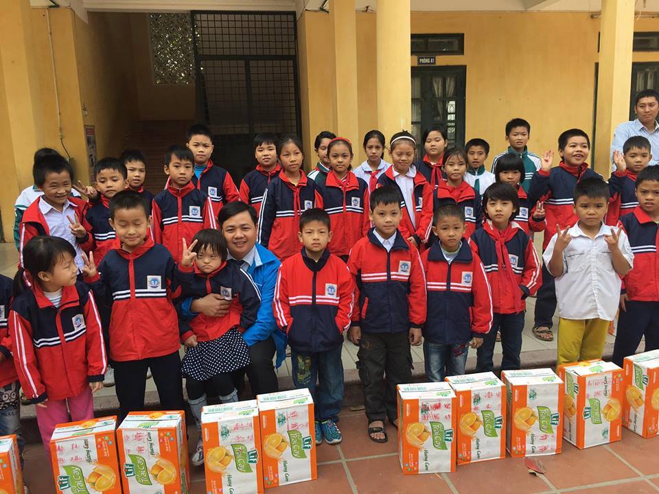 Hơn 4.000 thùng sữa tới tay trẻ em nghèo