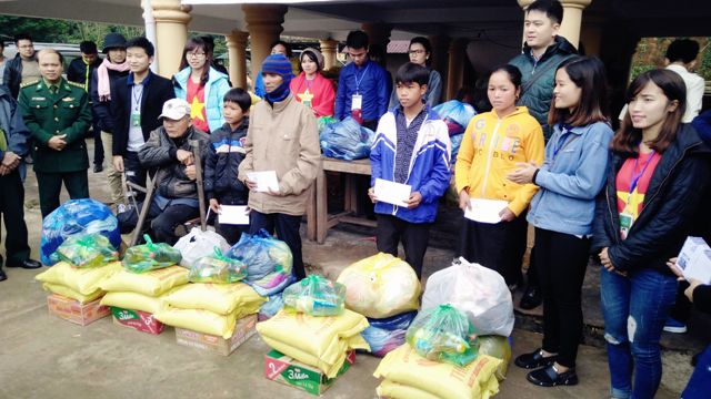 Trường Cao đẳng nghề Công nghệ cao Hà Nội chia sẻ cùng đồng bào miền Trung
