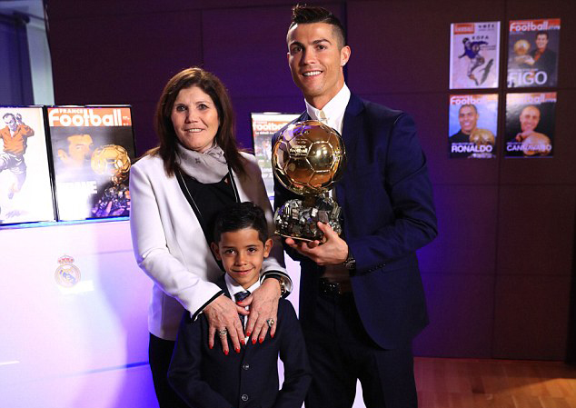 Ronaldo nhận quà độc từ Nike