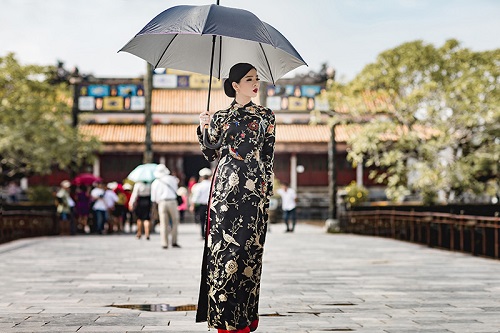 Live Show Lệ Quyên về hát những tình khúc Lam Phương tại quê nhà