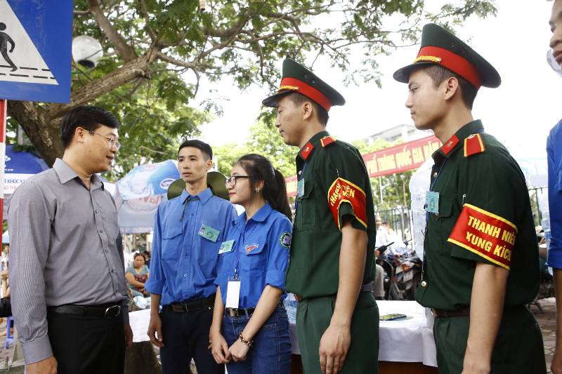 Bí thư thứ nhất T.Ư Đoàn thăm, động viên thanh niên tình nguyện Tiếp sức mùa thi