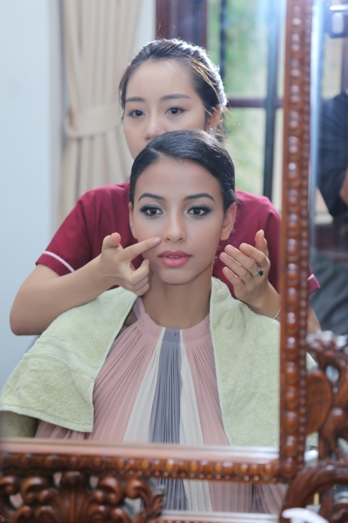 Bùng nổ xu hướng không tiêm botox chỉ cần bấm huyệt cũng tạo mặt Vline