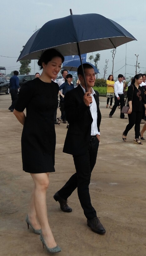 Đạo diễn Việt Tú thân mật sóng bước che ô cho ái nữ của Chúa đảo Tuần Châu