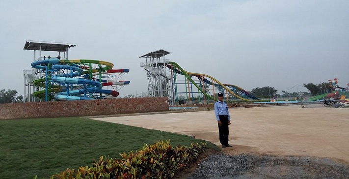 Đạo diễn Việt Tú thân mật sóng bước che ô cho ái nữ của Chúa đảo Tuần Châu