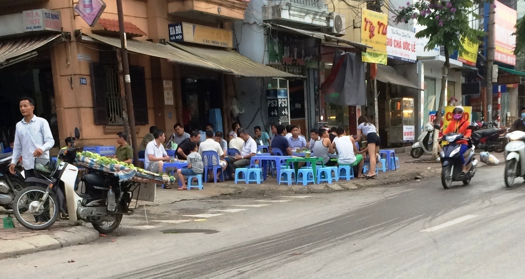 Đường Kim Giang chiếm vỉa hè để kinh doanh