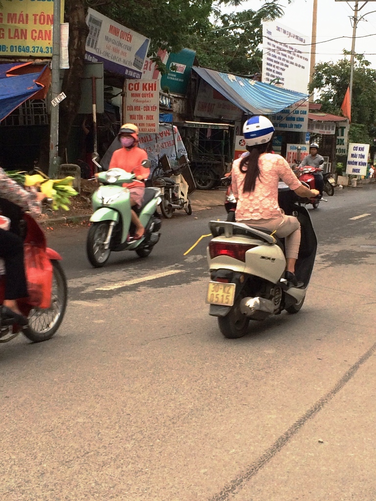 Đường Kim Giang chiếm vỉa hè để kinh doanh