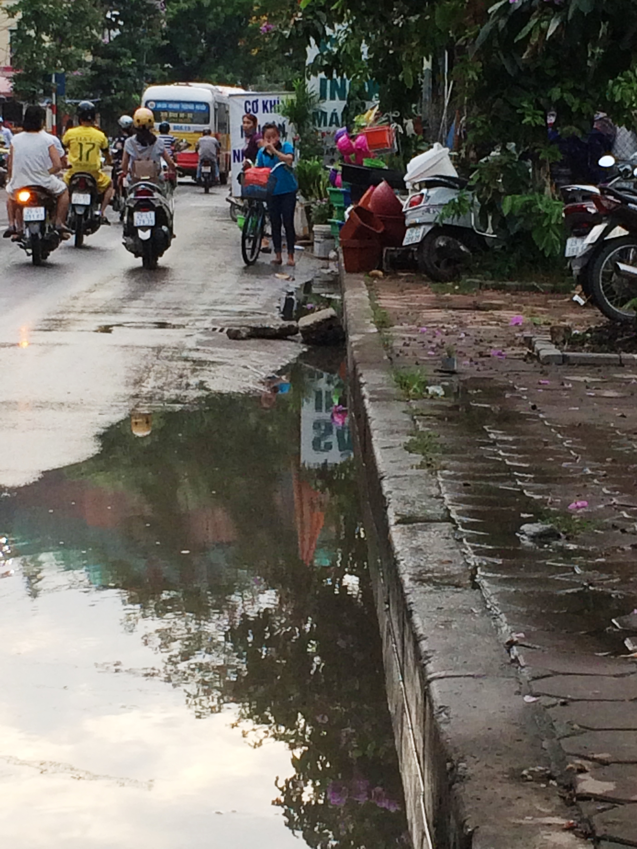 Đường Kim Giang chiếm vỉa hè để kinh doanh