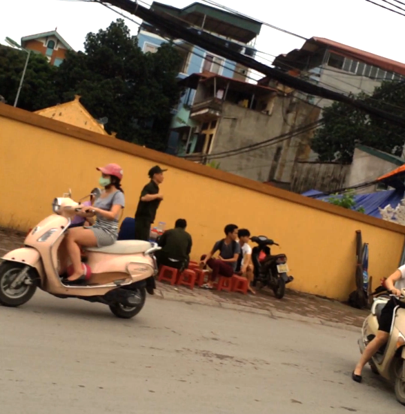 Đường Kim Giang chiếm vỉa hè để kinh doanh