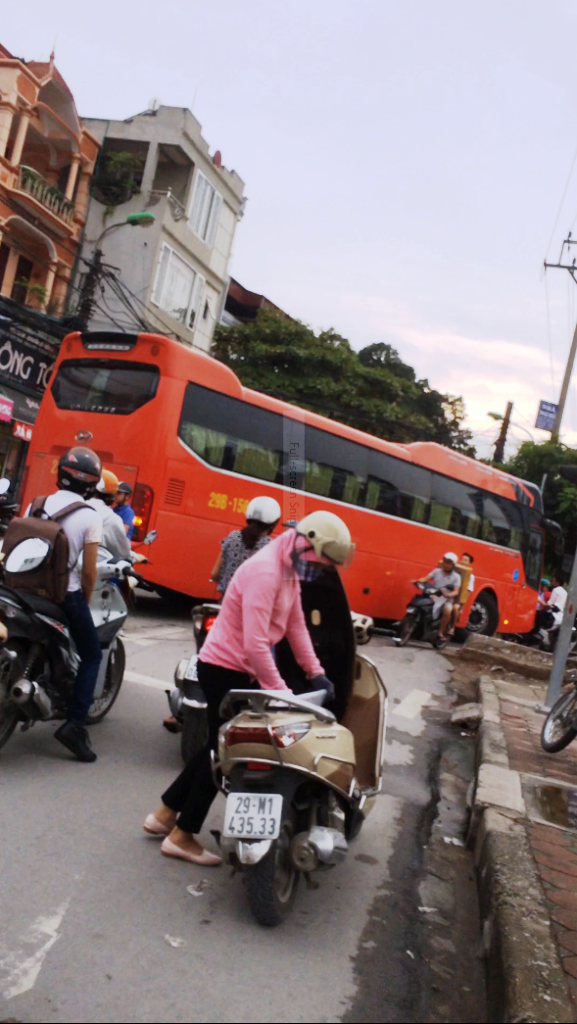 Đường Kim Giang chiếm vỉa hè để kinh doanh