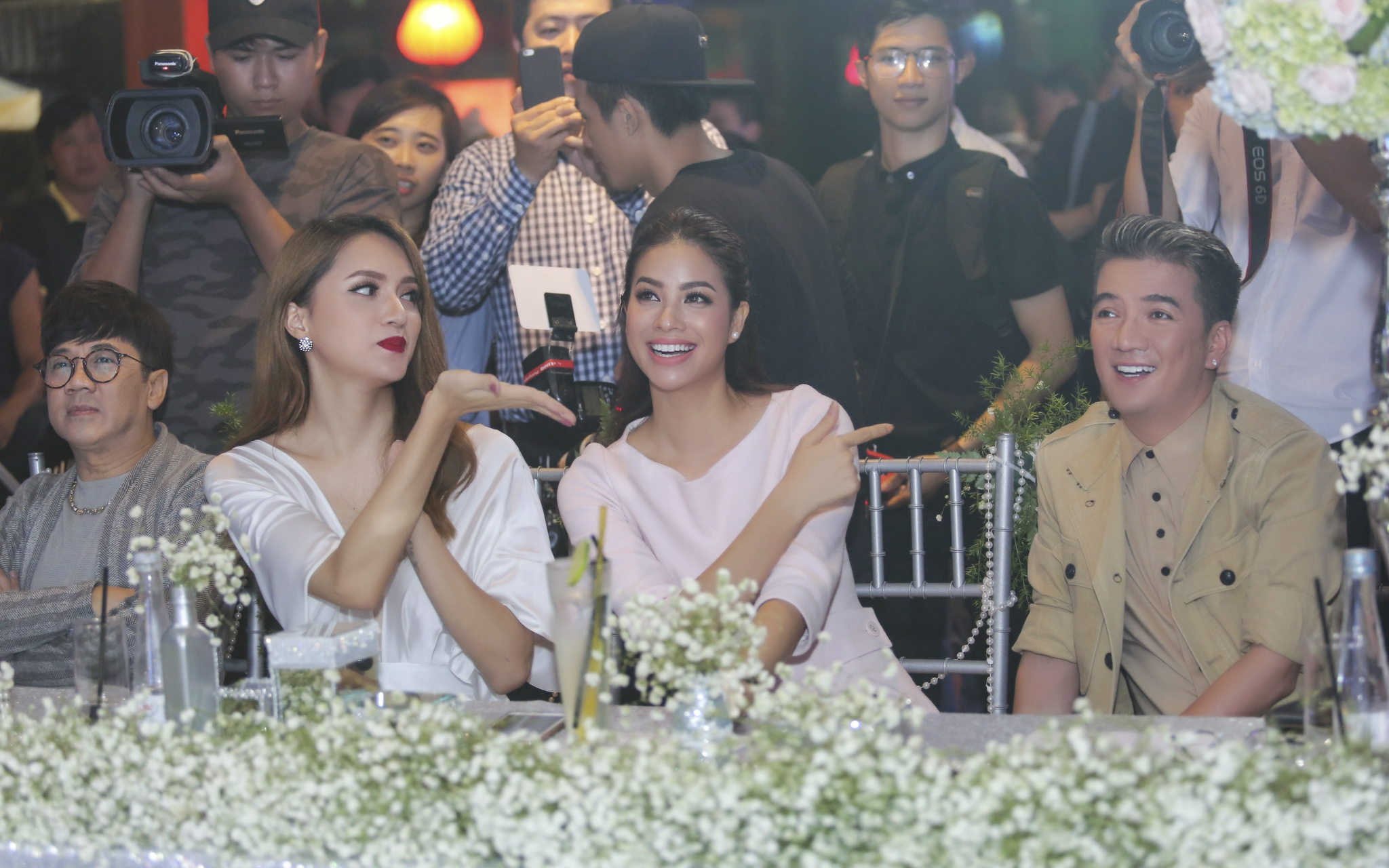 Hương Giang Idol thân thiết ghi lại khoảnh khắc đẹp cùng Phạm Hương