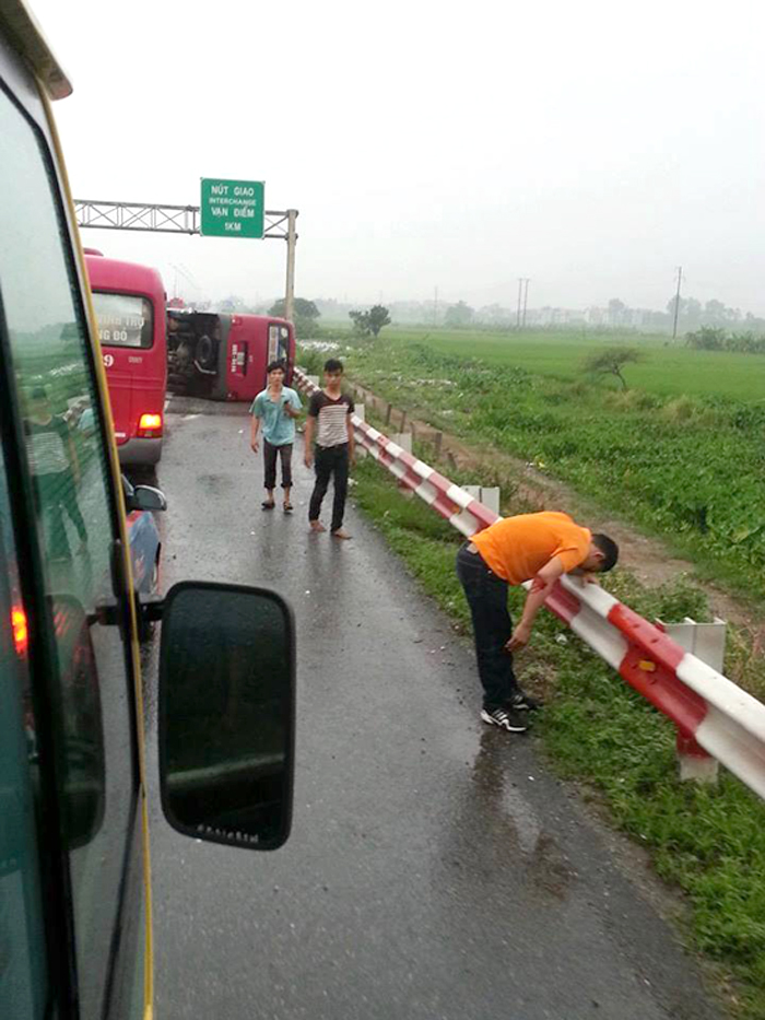 Lật xe khách trên cao tốc Pháp Vân – Cầu Giẽ, 11 người thương vong