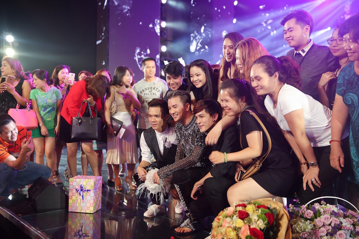 Mr Đàm được người hâm mộ bí mật làm sinh nhật trong liveshow 12 tỷ