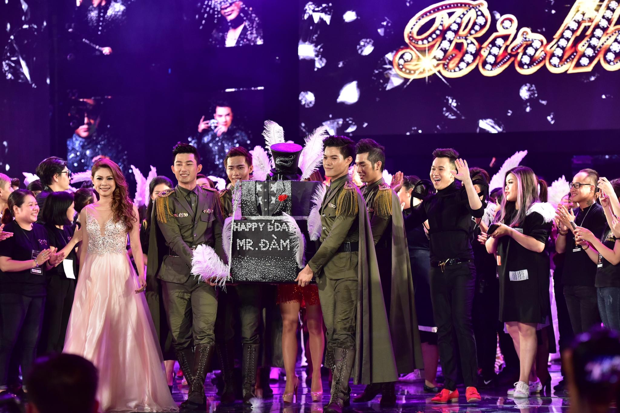 Mr Đàm được người hâm mộ bí mật làm sinh nhật trong liveshow 12 tỷ