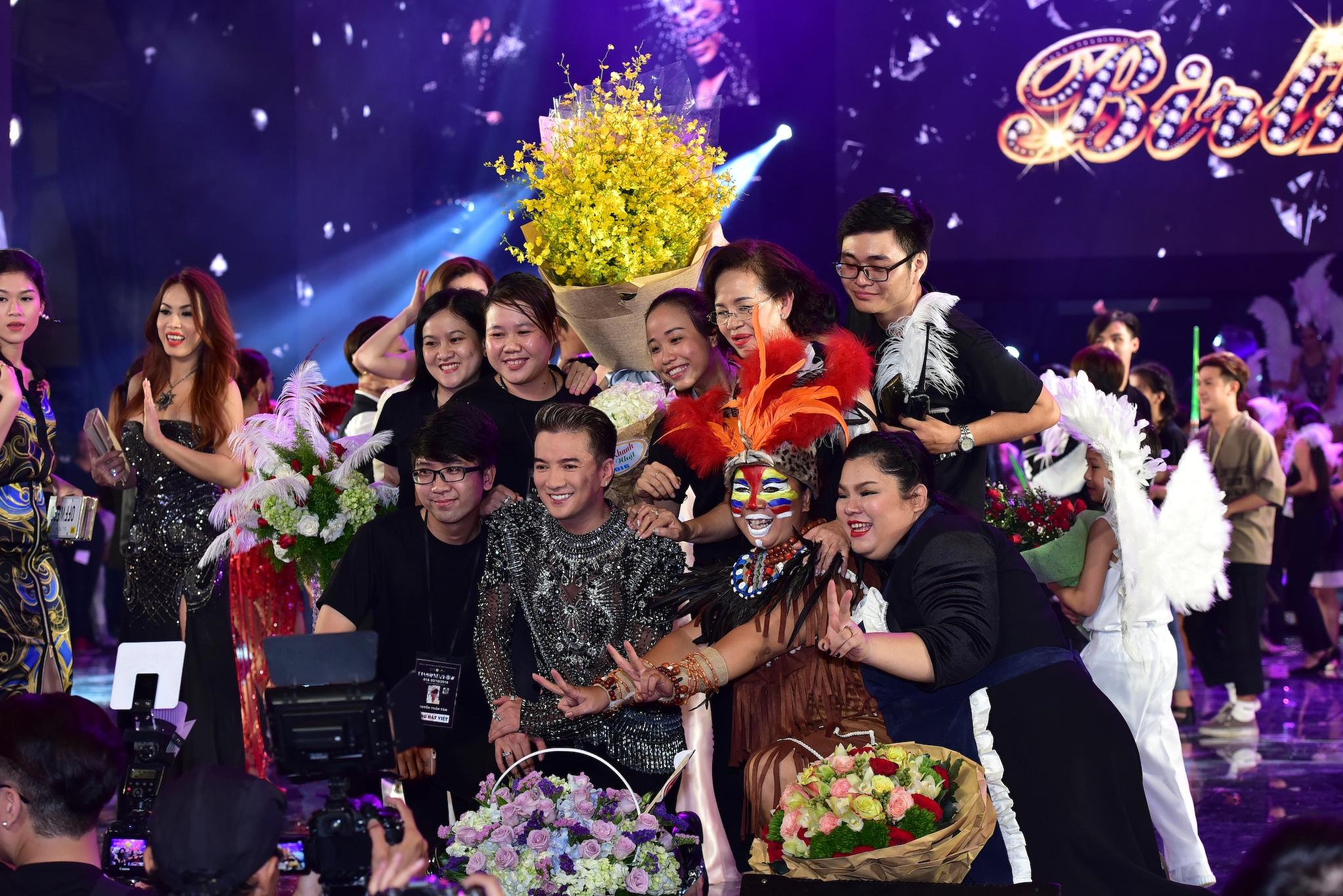 Mr Đàm được người hâm mộ bí mật làm sinh nhật trong liveshow 12 tỷ