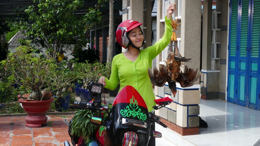 Quán quân Cười Xuyên Việt 2016 Anh Tú đem lòng “Yêu Chị Hai Lúa” Lê Như