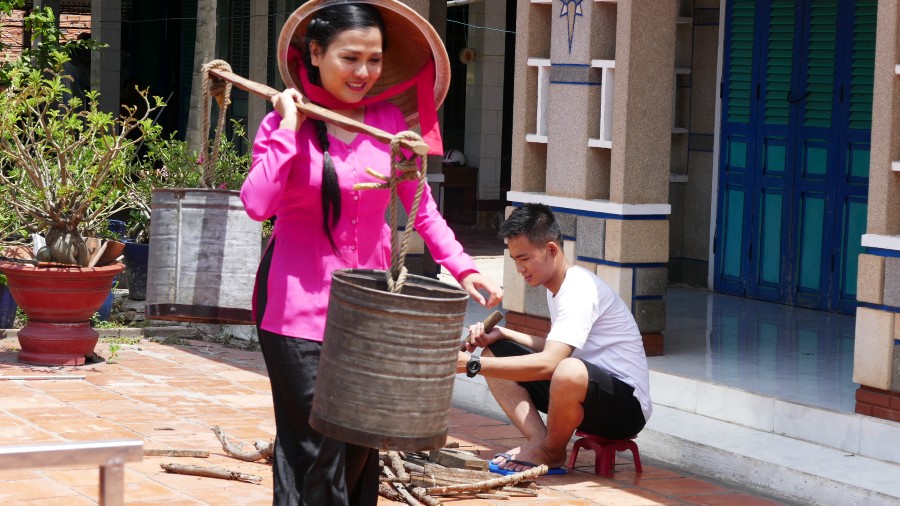 Quán quân Cười Xuyên Việt 2016 Anh Tú đem lòng “Yêu Chị Hai Lúa” Lê Như