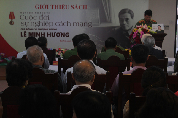Ra mắt cuốn sách ảnh về cuộc đời, sự nghiệp của Thượng tướng Lê Minh Hương
