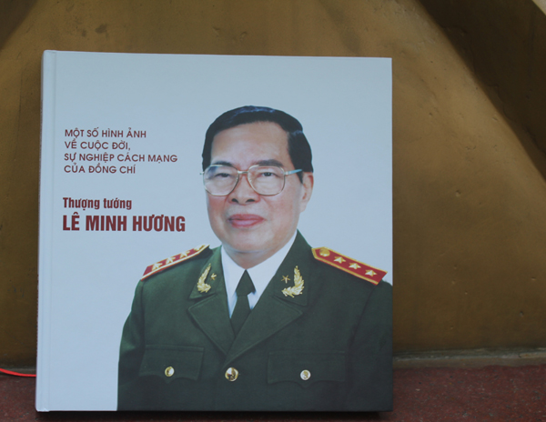Ra mắt cuốn sách ảnh về cuộc đời, sự nghiệp của Thượng tướng Lê Minh Hương
