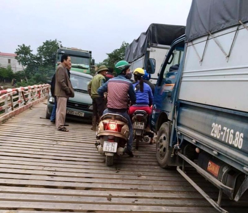 Tại Thường Tín (Hà Nội): Cầu xuống cấp oằn mình chống đỡ xe quá tải