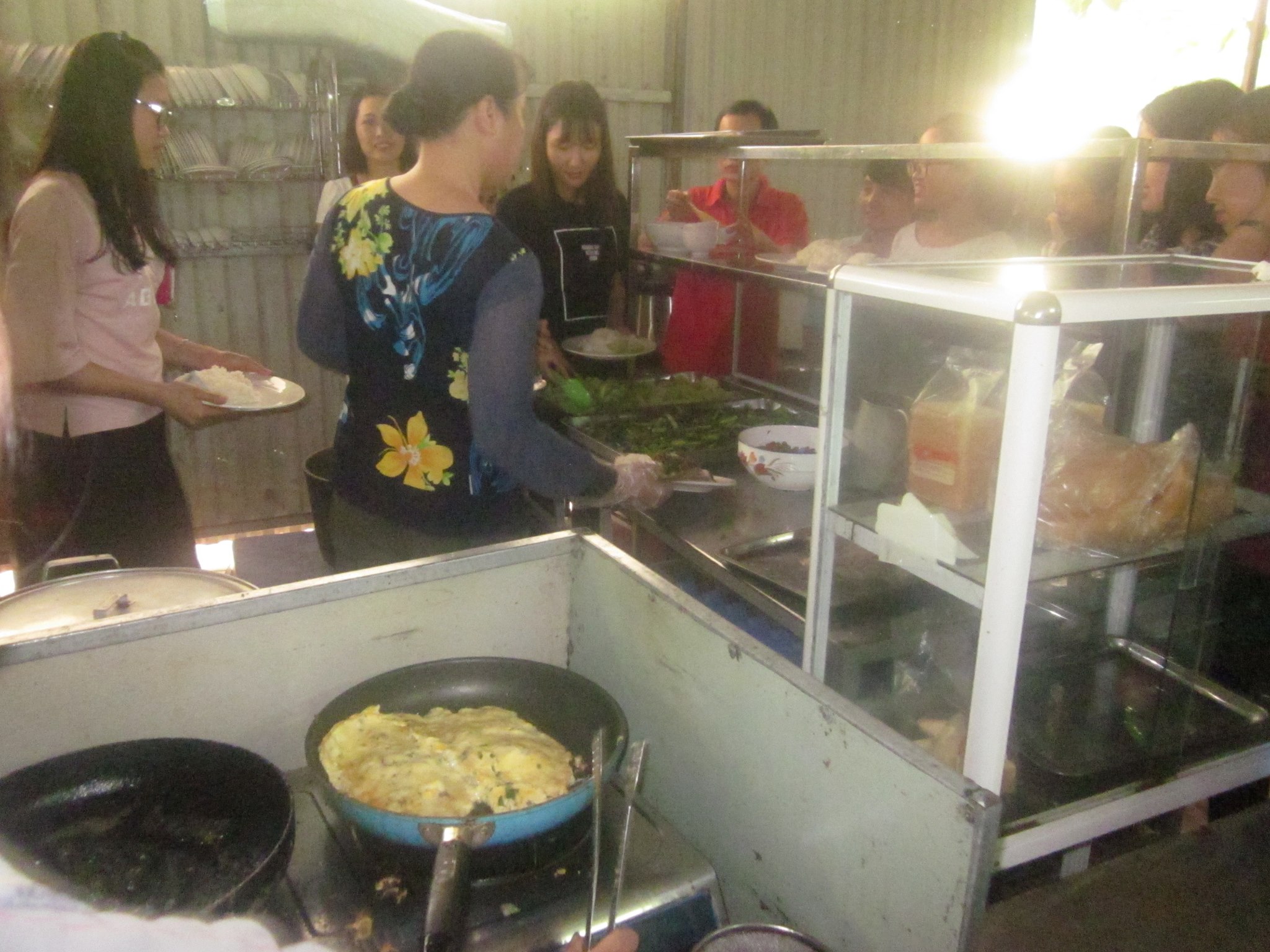 Thực phẩm bẩn “chen nhau” đến… quán cơm, nhà hàng - Bài 3: Cái khó bó cái khôn
