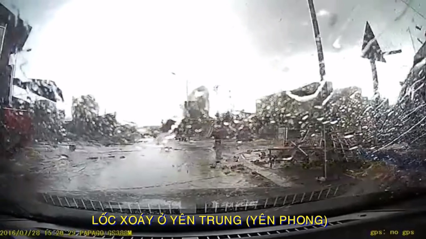 Vòi rồng oanh tạc khu công nghiệp Yên Phong - Bắc Ninh
