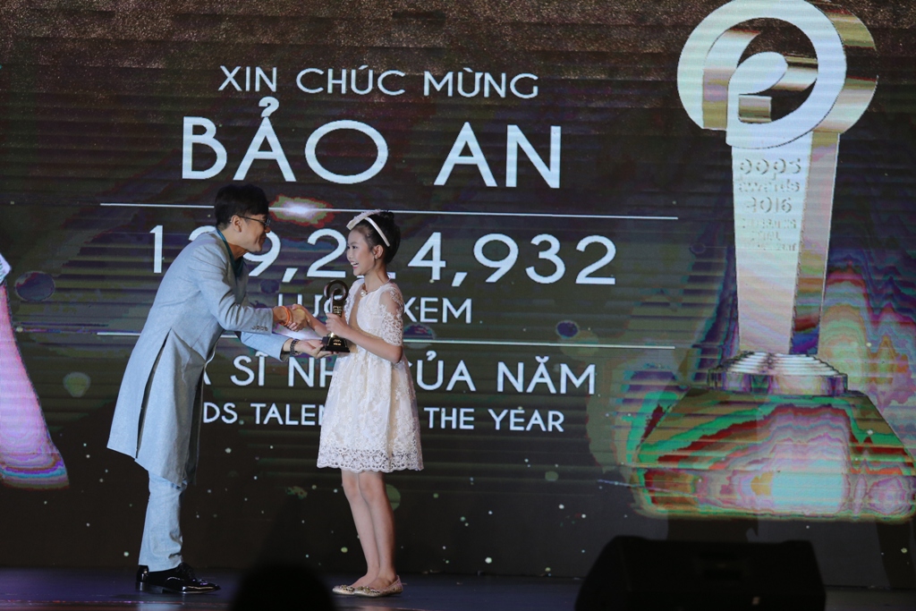 Trúc Nhân giành giải Ca sĩ của năm trong POPS Awards 2016
