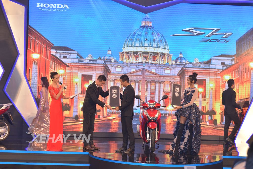 Phan Anh, Hoàng Thùy trở thành những người đầu tiên sở hữu SH 300i mới ra mắt