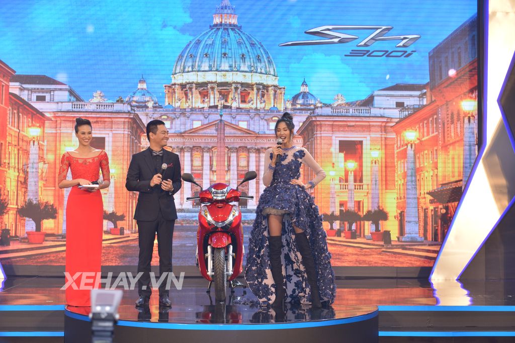 Phan Anh, Hoàng Thùy trở thành những người đầu tiên sở hữu SH 300i mới ra mắt