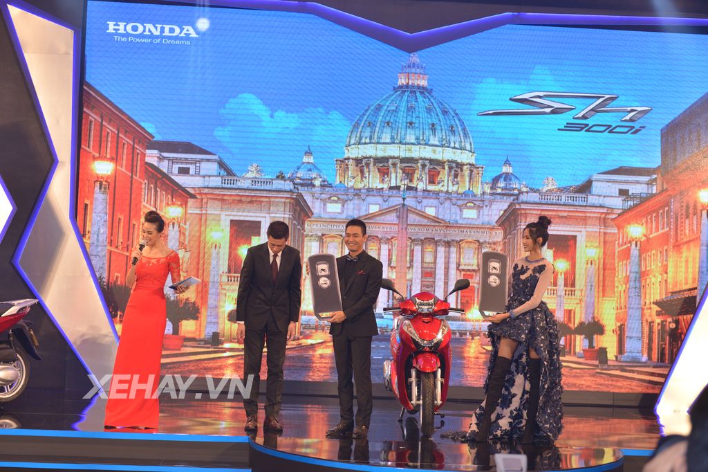 Phan Anh, Hoàng Thùy trở thành những người đầu tiên sở hữu SH 300i mới ra mắt