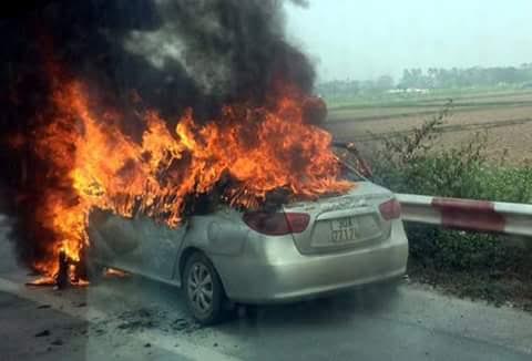 Hà Nội: Xe ô tô 5 chỗ bốc cháy trên cao tốc Pháp Vân – Cầu Giẽ