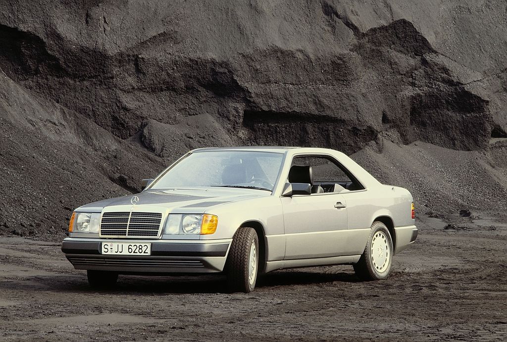 Phía sau một chiếc Mercedes E-Class Coupe mới là lịch sử 30 năm thăng trầm