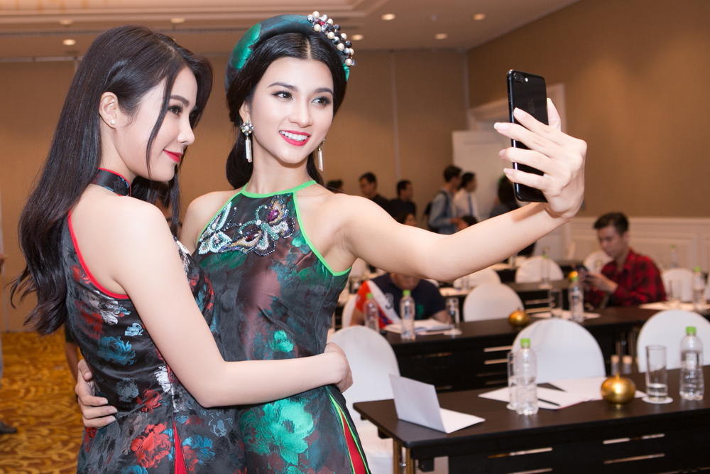 Kim Tuyến mặc áo dài yếm dự ra mắt 