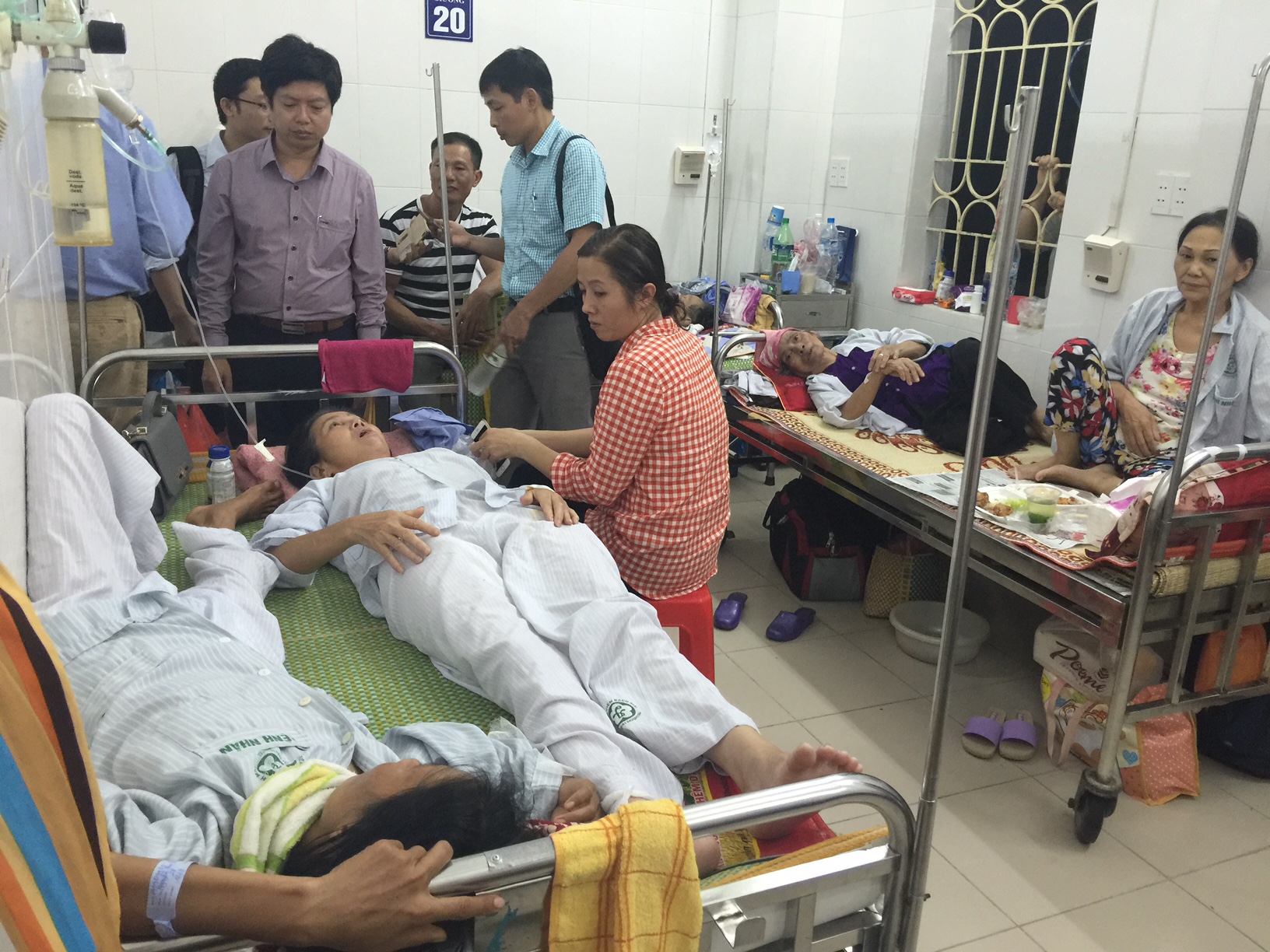 Khẩn cấp khắc phục việc bệnh nhân nằm gầm giường, hành lang