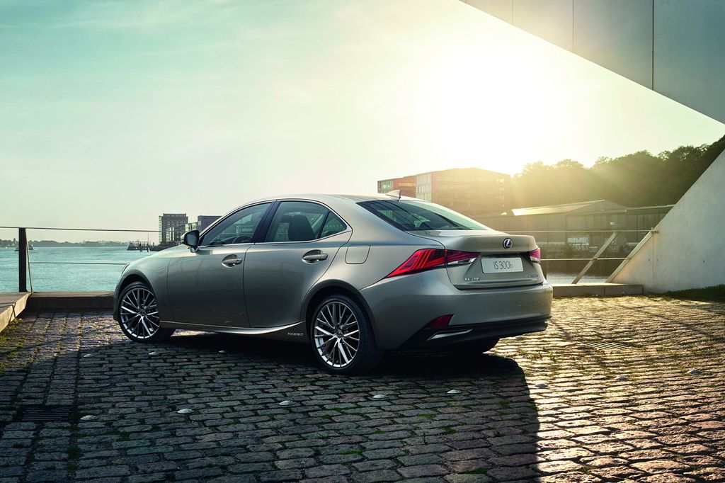 Lexus IS facelift bắt đầu được đặt hàng tại Anh, giá từ 852 triệu VNĐ