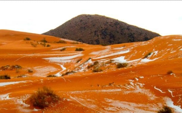 Tuyết rơi trên sa mạc Sahara sau 40 năm